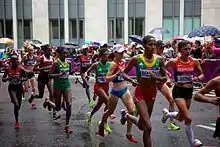 Photographie de coureuses dans les rues de Londres lors du marathon féminin