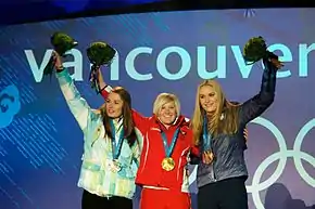 Tina Maze sur le podium aux Jeux olympiques de Vancouver après sa deuxième place en super G.