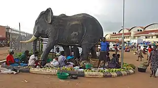 Statue d'éléphant à l'entrée d'un marché.