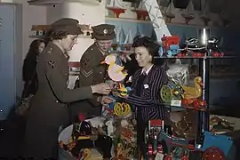 La caporale britannique Iris Stead de Londres et la soldate Alwe Lock de Wimbledon achètent des jouets dans un magasin de Bruxelles pendant la Seconde Guerre mondiale.