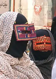 Femmes portant un battula ornementé à Bandar Abbas, au sud de l'Iran (2005).