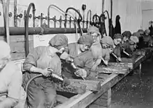 Image NARA d'ouvrières fabriquant des munitions en 1918.