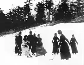 Femmes jouant au hockey sur glace, vers 1888-1893.