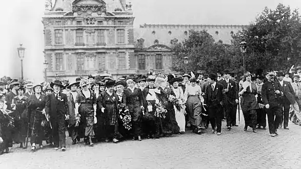 Suffragettes manifestant à Paris le 5 juillet 1914.