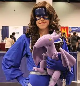 Cosplay de Kitty Pryde ; la peluche représente son dragon Lockheed.