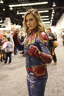 Cosplay de Carol Danvers, telle qu'elle apparaît dans l'univers cinématographique Marvel.