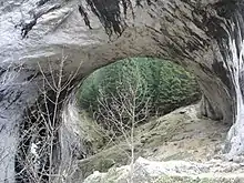 photographie couleurs : un passage naturel creusé dans le calcaire