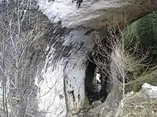 photographie couleurs : un passage naturel creusé dans le calcaire