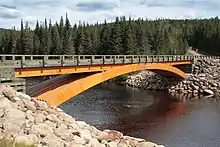 Pont en bois dans la Forêt Montmorency qui enjambe la Rivière Montmorency