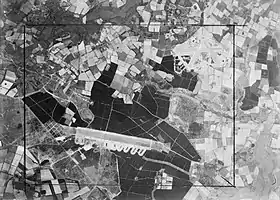 Photo aérienne de 1943 de la base RAF Bentwaters (en haut à droite) et de sa base satellite  RAF Woodbridge (en bas à gauche).