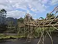 Passerelle piétonne au-dessus d'une rivière au Laos.