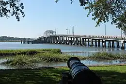 L'U.S. Route 21 empruntant le Richard V. Woods Memorial Bridge, un pont en Caroline du Sud.