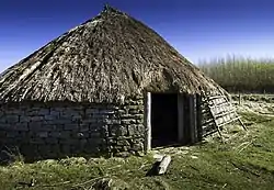 L'habitat rural breton au Haut Moyen Âge se distingue peu de l'habitat de l'âge du fer, surtout dans les zones de faible romanisation. Malgré l'utilisation de pierres sèches et la permanence de quelques villae romaines, les maisons rondes et les forteresses à talus refont massivement leur apparition (sites de Gwithian ou Pant-y-Saer) avec en parallèle l'abandon rapide des cités. Quant aux ressources numismatiques,  la répartition des pièces de monnaie romaines retrouvées en Grande-Bretagne correspond sans surprise aux zones les plus fortement romanisées.(Image de gauche : schéma à étapes du bâti d'une roundhouse à Bradbury. Image au centre : reconstitution d'une roundhouse sur le site archéologique de Brigantium. Image de droite : carte des découvertes de numéraire sur toute la période romaine en Grande-Bretagne.)