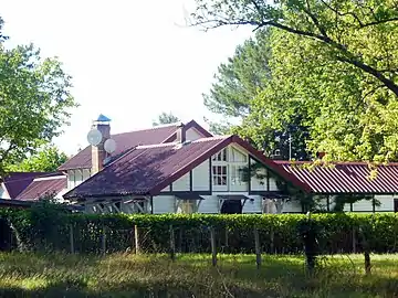 Maison en bois laqué noir et blanc du quartier anglais