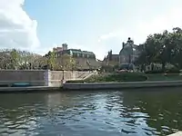 Le pavillon français au bord de la "Manche" qui le sépare du pavillon britannique.