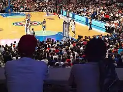 vue depuis les gradins de Nando de Colo se préparant à tirer un lancer franc.