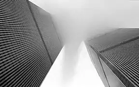 Nuage entre les deux tours du World Trade Center.