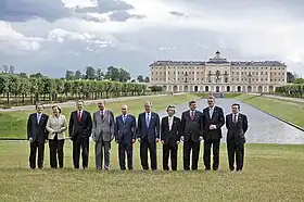 Photo de famille devant le palais Constantin de Strelna.