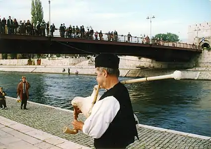 Joueur de cornemuse sur un quai de la rivière Nišava, près de la forteresse de Niš, World music festival de Niš, 2001.