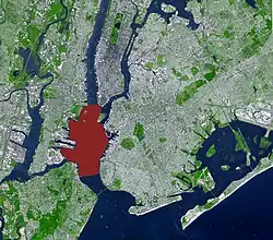 Mis en surbrillance en rouge de l'Upper New York Bay, connectée à la Lower New York Bay au sud des Narrows et avec Ellis Island (au nord) et Liberty Island (au sud) sont indiqués dans le coin nord-ouest de la baie.