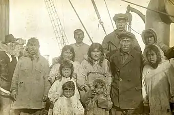 Inuits de l'île Wrangel à bord du brise-glace soviétique Krasny Oktiabr, 1924.