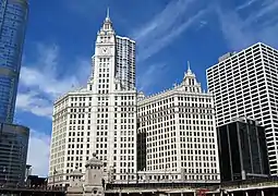 Clocher du Wrigley Building avec le drapeau de Chicago.