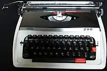 Machine à écrire Royal 290 avec clavier AZERTY (années 1980).