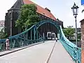 Le pont Tumski - en arrière-plan l'île de sable de Wrocław - (Wyspa Piasek) et l'Église de la Vierge Marie la plus sainte - (kościół Najśw. Marii Panny)