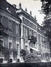 Vue de l'entrée du château avant la Seconde Guerre mondiale.