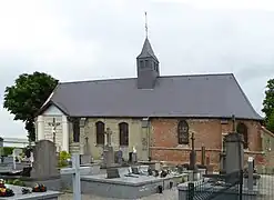 Vue sur l'église avec le cimetière et le calvaire.