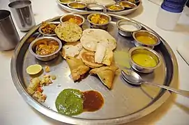 Un thali végétarien. Il est emblématique des restaurants indiens, alliant la Cuisine d'Inde du Nord avec ceux de l'Inde Péninsulaire et d'Inde Orientale.