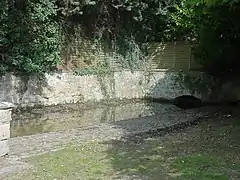 Abreuvoir à côté du lavoir.