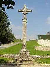 Ancienne croix de cimetière.