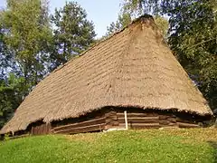 Wygiełzów - Parc ethnographique de la Vistule - une grange octogonale de Kaszów, XIXe siècle.