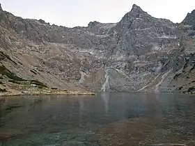 Vue du Veľký Žabí štít au-dessus du Vyšné Bielovodské Žabie pleso.