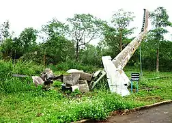 Épaves au musée de Khe Sanh : poutre de queue d'un hélicoptère UH-1 et hélice (probablement) d'un Lockheed C-130 Hercules.