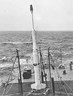 Un fusée-sonde Lockheed X-17 avec ogive atomique à bord du USS Norton Sound dans le cadre de l'opération Argus.