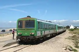 Un train en ancienne livrée TER Bretagne vert perroquet à quai.