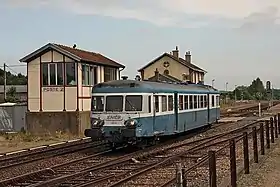 Autorail X 2830 traverse sans arrêt la gare de La Hutte - Coulombiers en Juin 2009