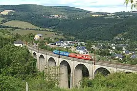 L'X 2907 (bleu) et l'X 2844 (rouge) sur le viaduc de Sénouard, à l'occasion d'une marche spéciale pour fêter les 150 ans de la gare du Lioran, en 2018.