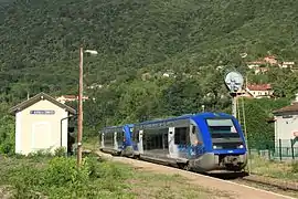 Deux autorails X 73500 Grenoble - Veynes à l'arrêt en gare.