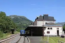 UN autorail de type ATER en gare.