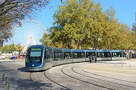 Image du tramway de Bordeaux prenant une courbe.