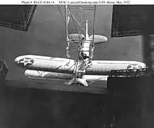 F9C Sparrowhawk s'accroche au trapèze du USS Akron, mai 1932.