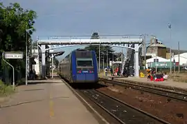 Le Paris - Argentan du matin repart de la gare après l'avoir desservie, assuré en UM 3 d'X 72500.