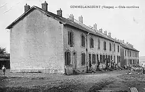 Rangée de maison accolée en noir et blanc.