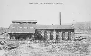 Carte postale noir et blanc d'un bâtiment industriel surmonté d'une cheminée.