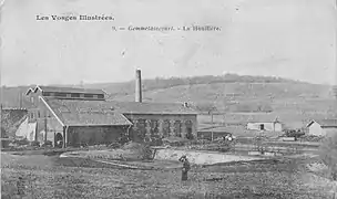 Carte postale noir et blanc d'un bâtiment industriel surmonté d'une cheminée.