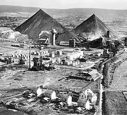 La mine des Télots, près d'Autun et ses deux terrils coniques.