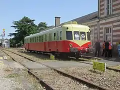 L'X 2403 des CFHA stationne en gare, lors d'un train spécial entre Les Aubrais et La Rochelle, en 2022.